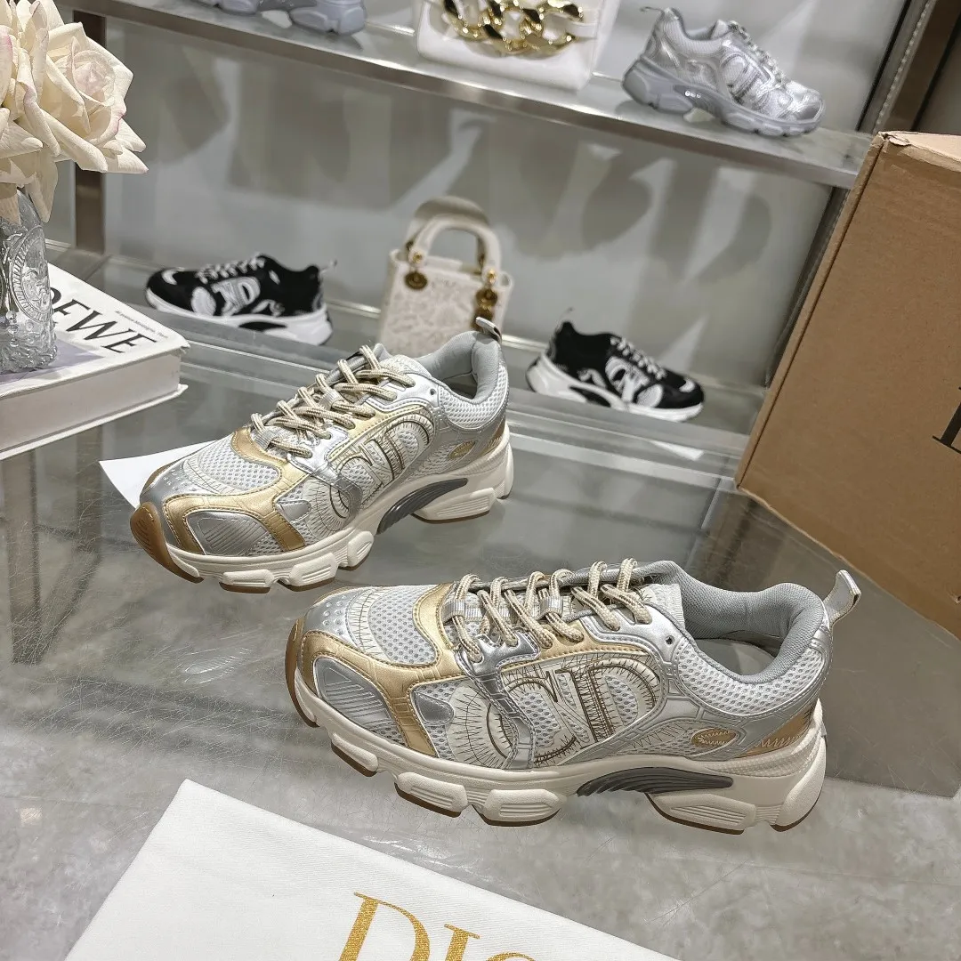 👟👟Ex-factory price 560👟👟 This Dior Chrono sneaker is a new product of the 2024 autumn ready-to-wear series, reinterpreting running shoes with Dior's high-end style. White mesh fabric is paired with nude and silver-toned laminated leather-effect panels, as well as CD logos on the sides, a star patch on the tongue and a Dior logo on the heel. Featuring tri-color laces, a lightweight sole and star embellishments for a casual look all year round. ✅Size: 35-40 ✅Packaging: With counter packaging and Dior outer box